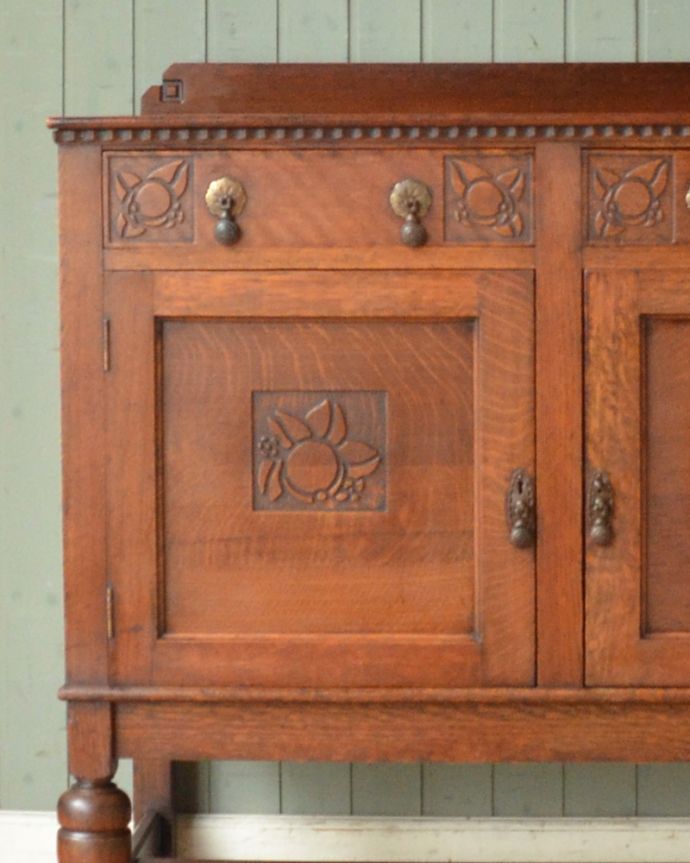 サイドボード　アンティーク家具　絵柄を刻んだサイドボード、英国のアンティーク家具。美しい装飾が施されたサイドボード。(m-582-f)