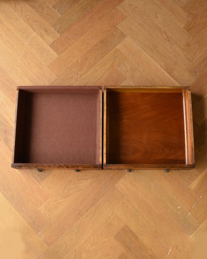 サイドボード　アンティーク家具　絵柄を刻んだサイドボード、英国のアンティーク家具。引き出しは２杯。(m-582-f)