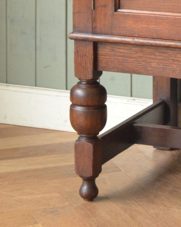 サイドボード　アンティーク家具　絵柄を刻んだサイドボード、英国のアンティーク家具。脚先にしっかり装飾があり重厚な印象に。(m-582-f)