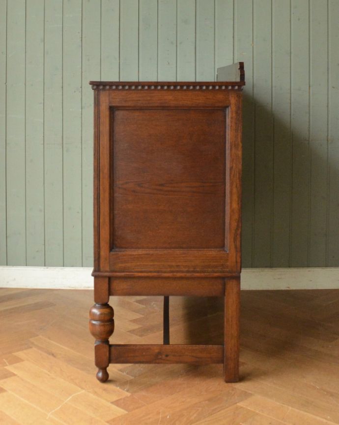 サイドボード　アンティーク家具　絵柄を刻んだサイドボード、英国のアンティーク家具。スッキリと見えるデザインのサイドボードです。(m-582-f)