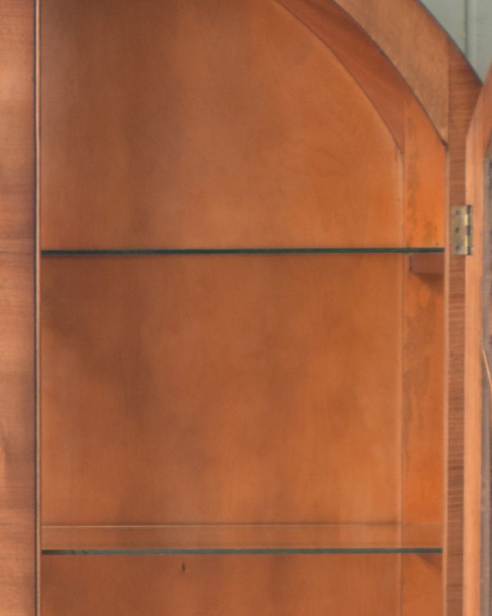 アンティークのキャビネット　アンティーク家具　美しいガラス扉のディスプレイキャビネット、アンティークの英国家具。ガラスの棚板は可動です。(m-583-f)