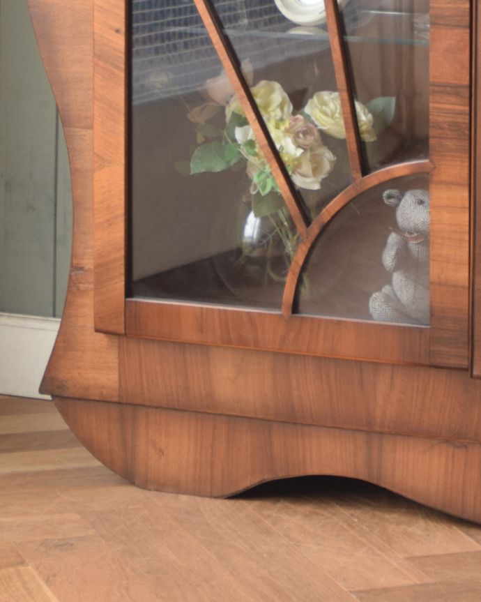 アンティークのキャビネット　アンティーク家具　美しいガラス扉のディスプレイキャビネット、アンティークの英国家具。安定感のある脚がしっかり支えます。(m-583-f)