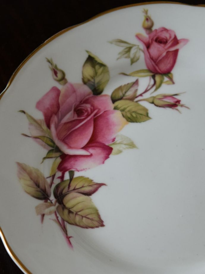 イギリスのアンティーク食器、ピンクのバラがエレガントなロイヤル