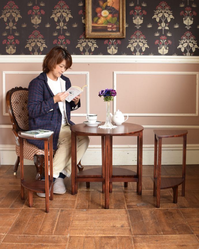 アンティークのテーブル　アンティーク家具　５つのテーブルがセットになったネストテーブル、木目が美しい英国アンティーク家具。ネストテーブルの使い方は自由自在。(m-587-f)
