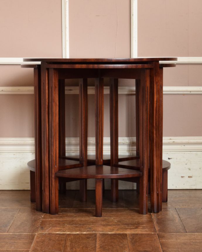 アンティークのテーブル　アンティーク家具　５つのテーブルがセットになったネストテーブル、木目が美しい英国アンティーク家具。小さなテーブルはこんな風に収まります。(m-587-f)