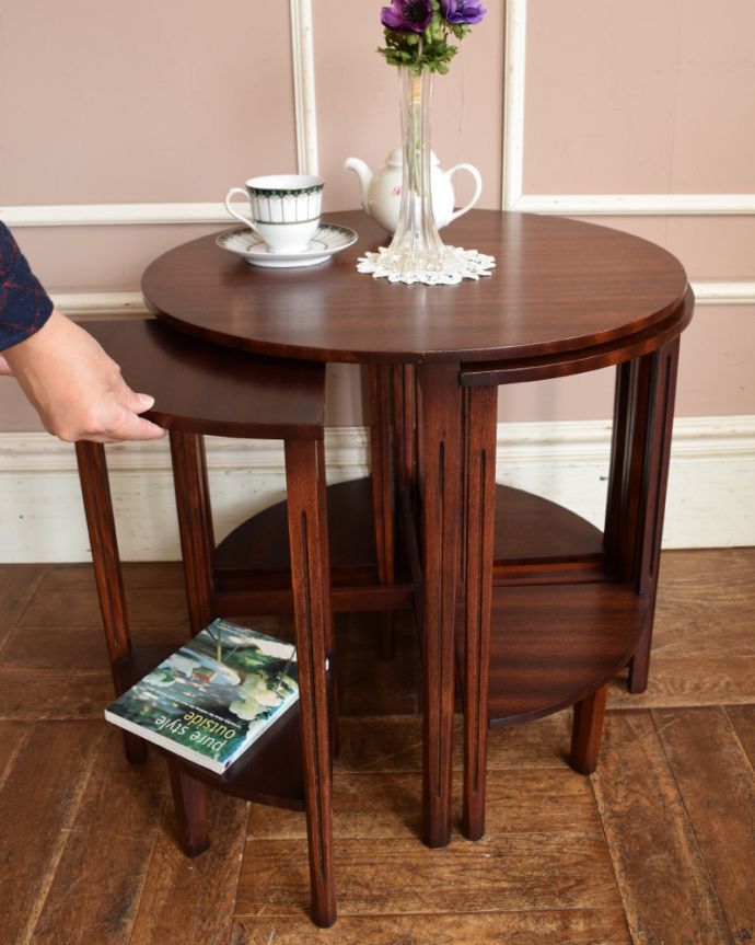 アンティークのテーブル　アンティーク家具　５つのテーブルがセットになったネストテーブル、木目が美しい英国アンティーク家具。オシャレなので使わないときもそのまま出して置けるのもうれしいです。(m-587-f)