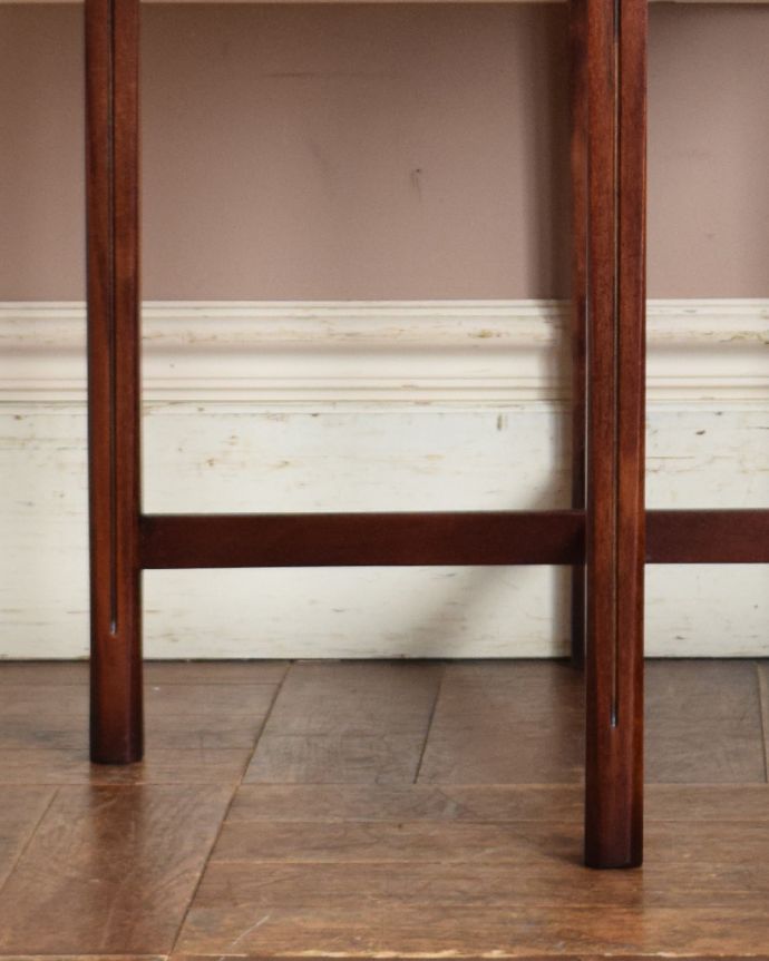 アンティークのテーブル　アンティーク家具　５つのテーブルがセットになったネストテーブル、木目が美しい英国アンティーク家具。キチンとお直ししてありますので、安定感のある脚です。(m-587-f)
