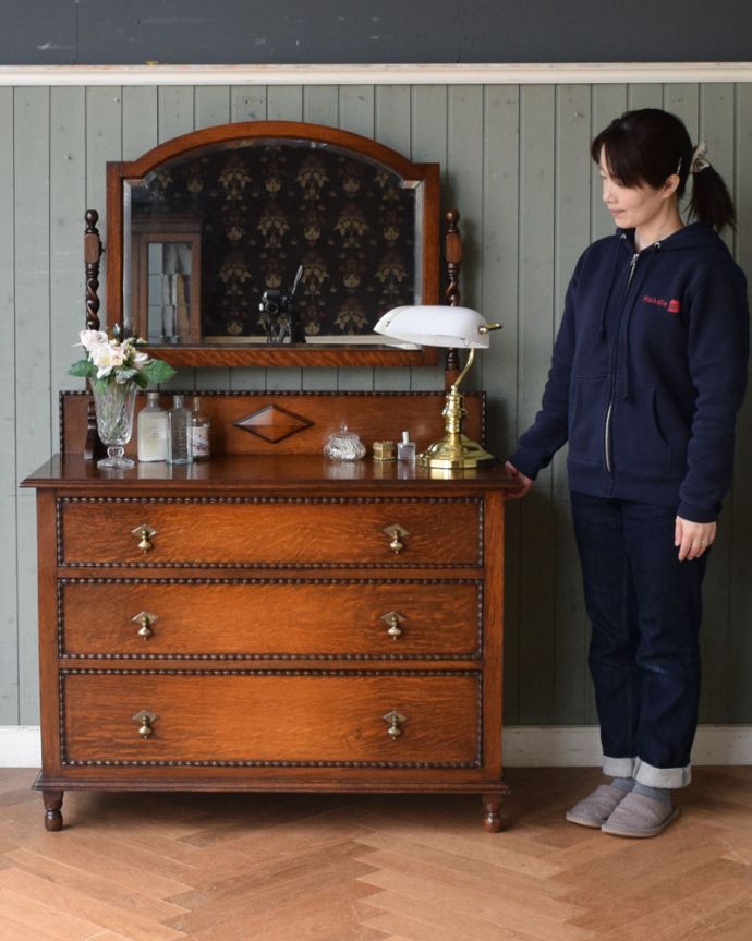 アンティークのドレッサー　アンティーク家具　オーク材の上品な英国アンティーク、和室にも似合うドレッシングチェスト。女性のため家具。(m-590-f)