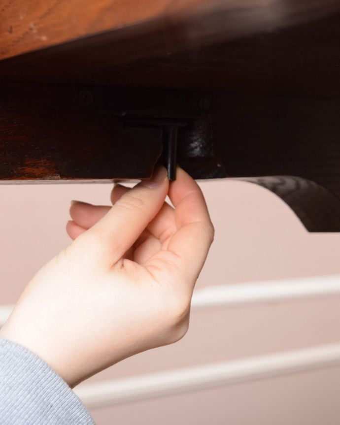 ロイドテーブル　アンティーク家具　ホーロー天板付き！オシャレなアンティークのベイキングテーブル（作業台）。天板は4つのハンドルでロック、解除する形になります。(m-593-f)