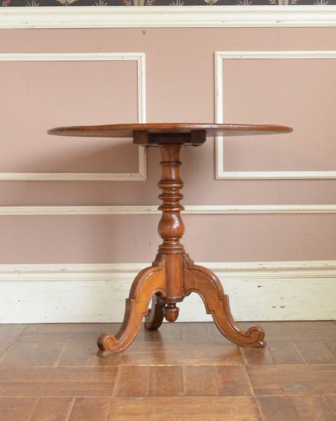 ロイドテーブル　アンティーク家具　丸い天板の可愛いアンティークのラウンドテーブル（ティルトップテーブル）。女性らしい可憐なテーブルです。(m-594-f)