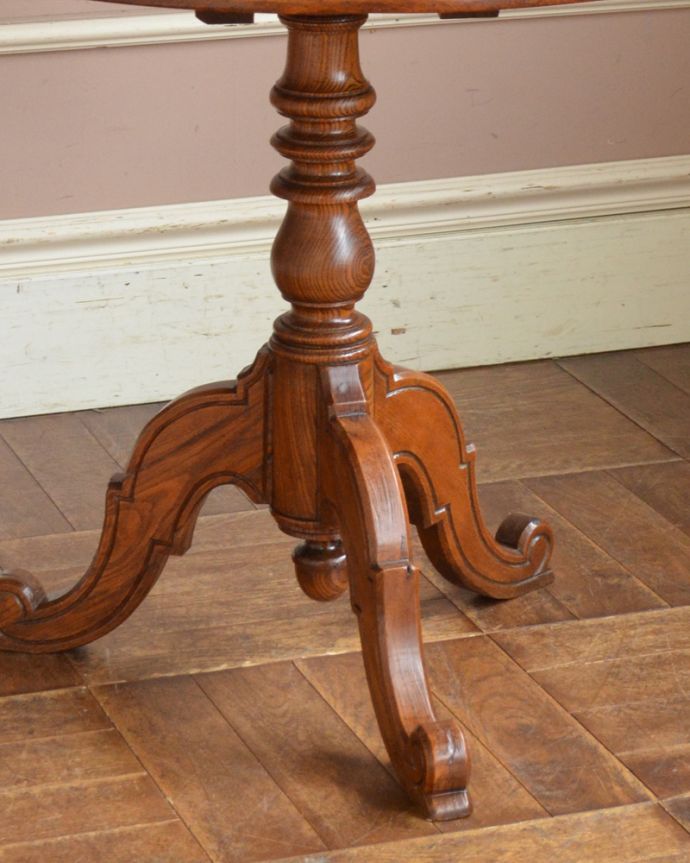 ロイドテーブル　アンティーク家具　丸い天板の可愛いアンティークのラウンドテーブル（ティルトップテーブル）。重厚感のある美しい脚がリッチ感を出してくれます。(m-594-f)
