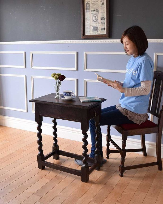 アンティークのテーブル　アンティーク家具　ツイストレッグが美しい英国輸入家具、引き出し付きのアンティークオケージョナルテーブル。置くだけで雰囲気をよくしてくれるオケージョナルテーブル。(m-596-f)