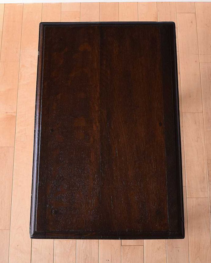 アンティークのテーブル　アンティーク家具　ツイストレッグが美しい英国輸入家具、引き出し付きのアンティークオケージョナルテーブル。天板も木目がキレイです。(m-596-f)
