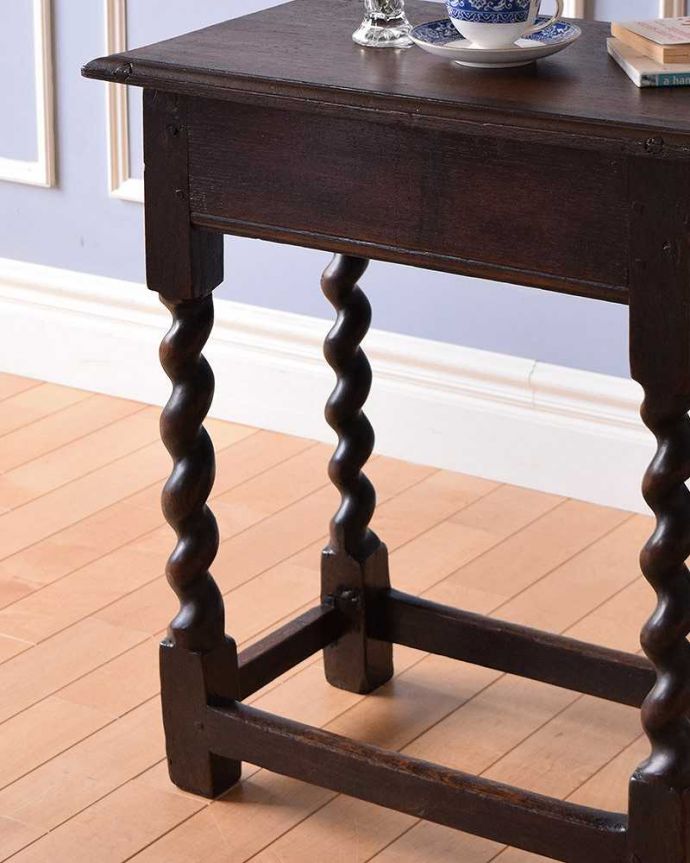 アンティークのテーブル　アンティーク家具　ツイストレッグが美しい英国輸入家具、引き出し付きのアンティークオケージョナルテーブル。引き出し付きです。(m-596-f)