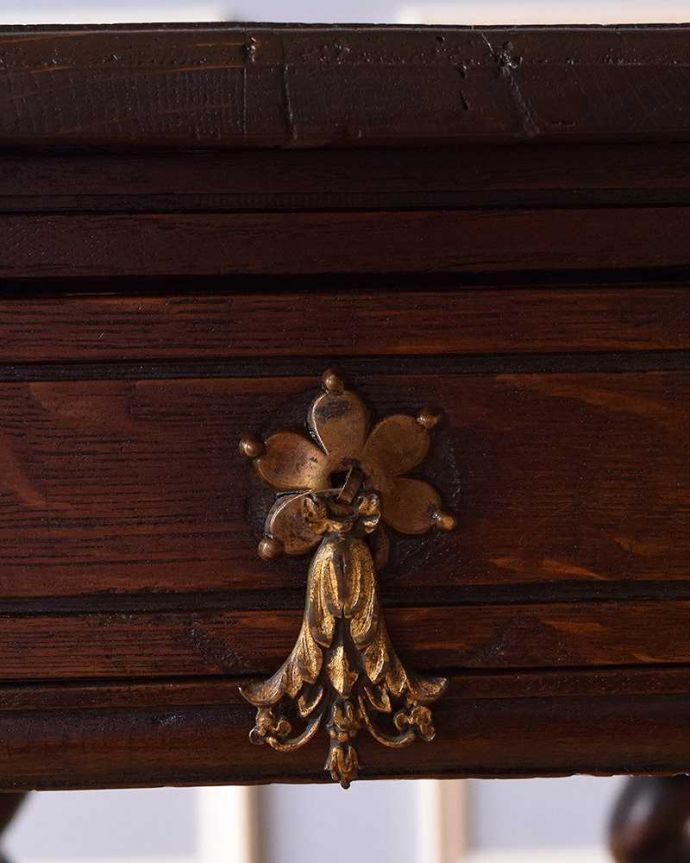 アンティークのテーブル　アンティーク家具　ツイストレッグが美しい英国輸入家具、引き出し付きのアンティークオケージョナルテーブル。アンティークの装飾がオシャレな取っ手です。(m-596-f)