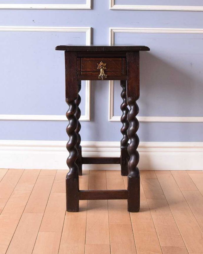 アンティークのテーブル　アンティーク家具　ツイストレッグが美しい英国輸入家具、引き出し付きのアンティークオケージョナルテーブル。横から見ても美しいデザインです。(m-596-f)
