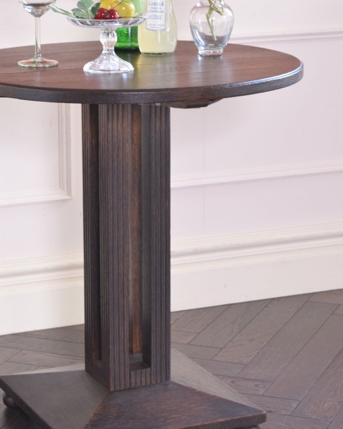 アンティークのテーブル　アンティーク家具　イギリス輸入のアンティーク家具、４本のコラム脚がお洒落なカフェテーブル。上品で優雅なアンティーク凛とした雰囲気が漂うアンティークらしい立ち姿のテーブル。(m-597-f-1)