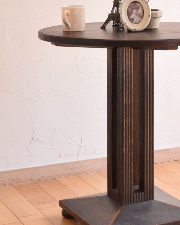 アンティークのテーブル　アンティーク家具　イギリス輸入のアンティーク家具、４本のコラム脚がお洒落なカフェテーブル。低めの高さなので、お家にある椅子と合わせやすいですよ。(m-597-f)