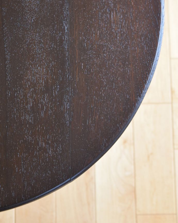 アンティークのテーブル　アンティーク家具　イギリス輸入のアンティーク家具、４本のコラム脚がお洒落なカフェテーブル。天板を近づいてみると…アンティークだから手に入れることが出来る天板に使われている銘木の美しさにうっとりです。(m-597-f-1)