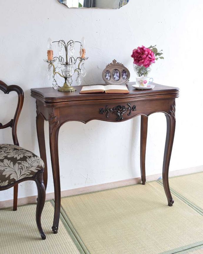アンティークのテーブル　アンティーク家具　お花の装飾が女性らしい、フランス輸入のアンティーク　ゲームテーブル。フランスと日本をミックスしたノスタルジックなスタイル猫脚の家具と畳のコラボは全然違うスタイルなのに、意外にも相性バッチリ。(m-598-f)