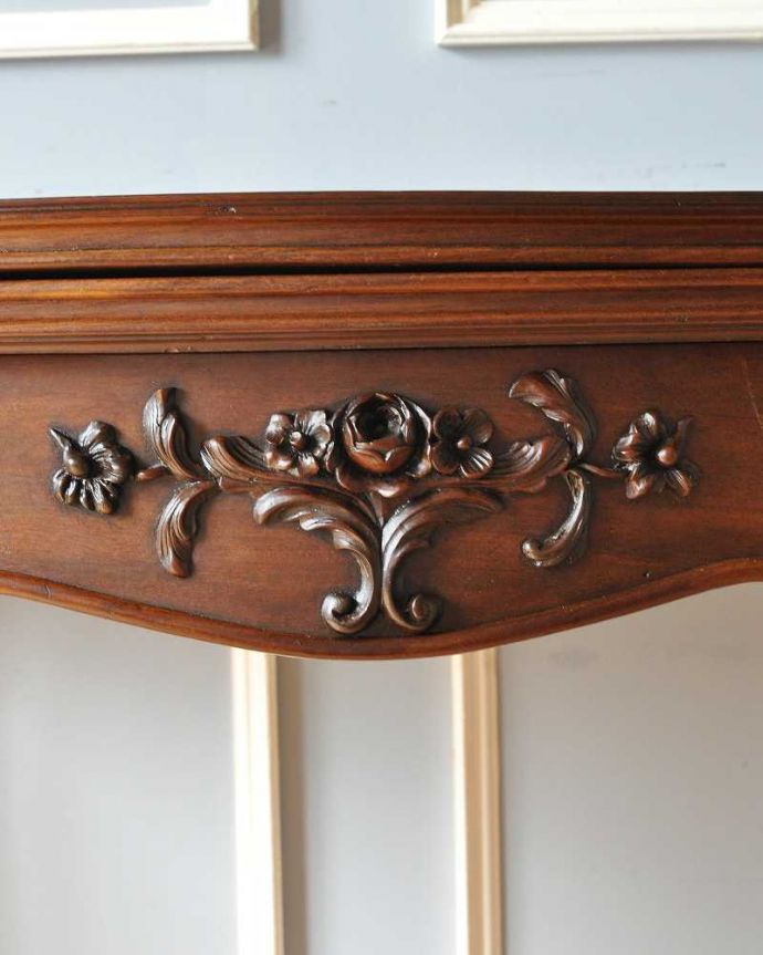 アンティークのテーブル　アンティーク家具　お花の装飾が女性らしい、フランス輸入のアンティーク　ゲームテーブル。いろんな場所にこだわり彫のデザインもいろいろです。(m-598-f)