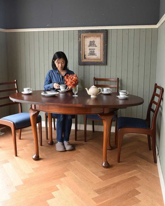 アンティークのテーブル　アンティーク家具　1910年代の英国輸入のアンティーク家具、クイーンアンスタイルのエクステンションテーブル。大人気のダイニングテーブル。(m-599-f)