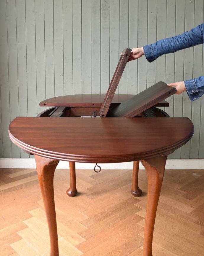 アンティークのテーブル　アンティーク家具　1910年代の英国輸入のアンティーク家具、クイーンアンスタイルのエクステンションテーブル。中にたたまれている天板を引き出すだけです。(m-599-f)
