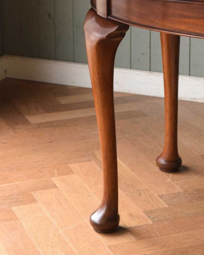 アンティークのテーブル　アンティーク家具　1910年代の英国輸入のアンティーク家具、クイーンアンスタイルのエクステンションテーブル。キチンとお直ししました。(m-599-f)