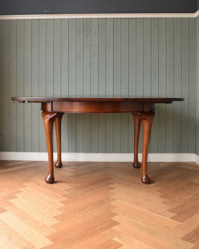 アンティークのテーブル　アンティーク家具　1910年代の英国輸入のアンティーク家具、クイーンアンスタイルのエクステンションテーブル。もちろん常に広げたままの状態でもお使い頂けます。(m-599-f)
