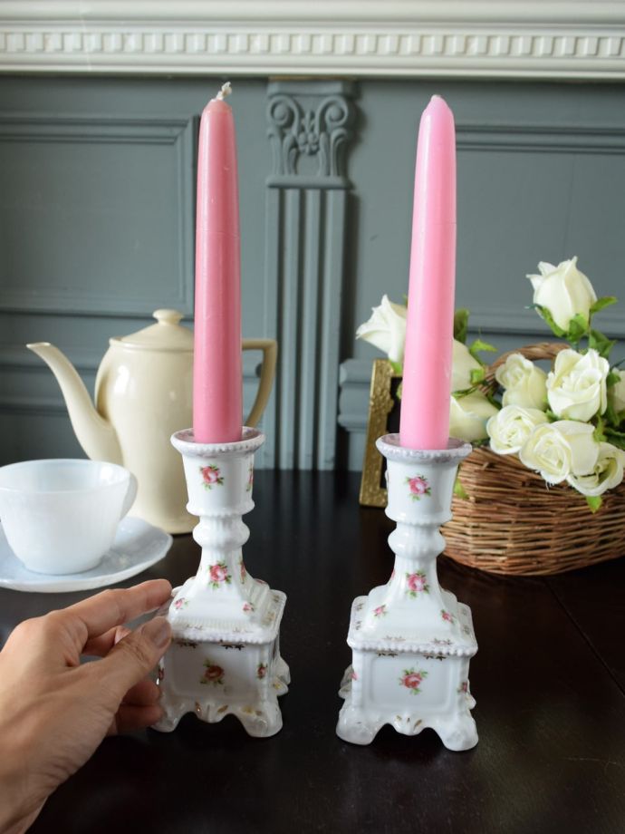 イギリスのアンティーク燭台、ミニ薔薇が可愛いキャンドルスタンドセット