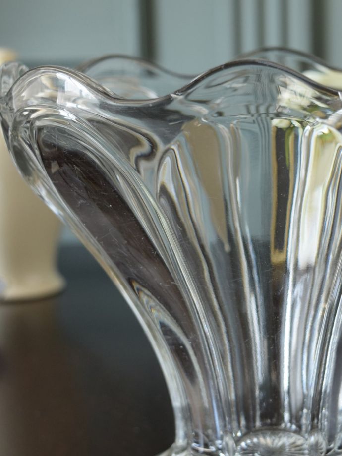 アンティークのおしゃれなプレスドグラスの花瓶、大きなお花が咲いたようなフラワーべース