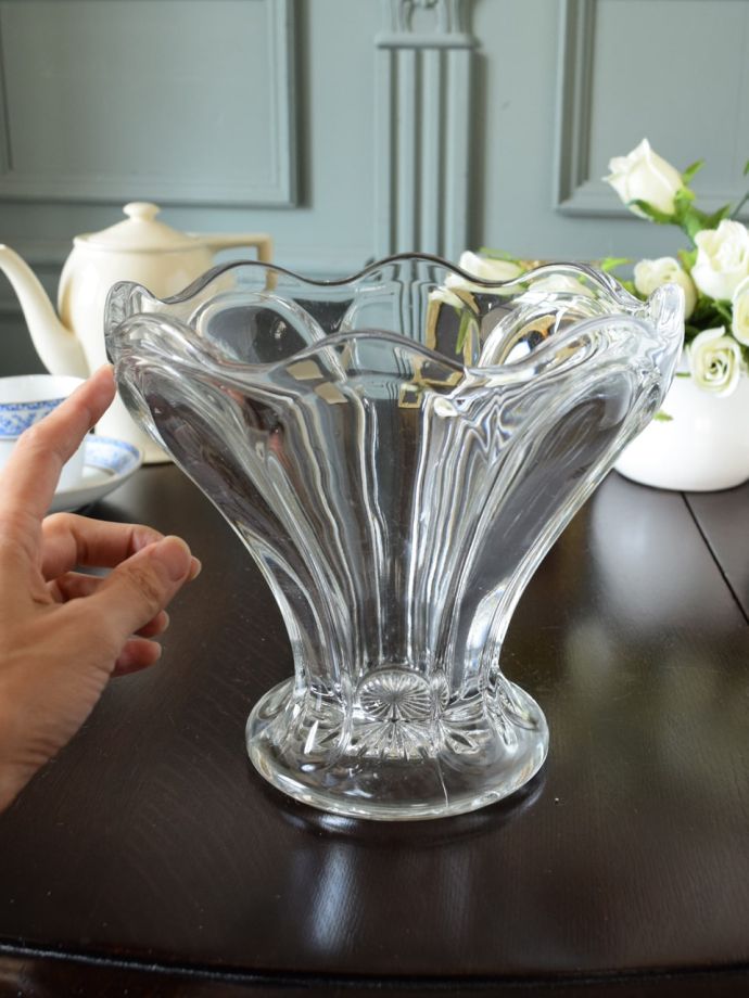 アンティークのおしゃれなプレスドグラスの花瓶、大きなお花が咲いたようなフラワーべース