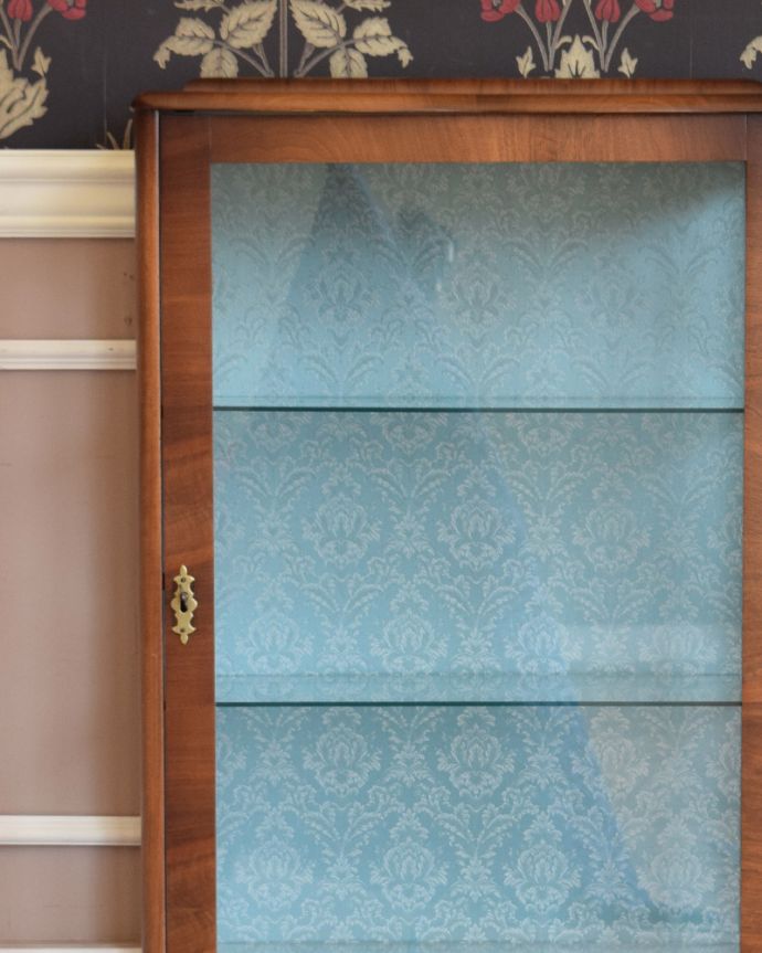 アンティークのキャビネット　アンティーク家具　英国スタイルのアンティーク家具、コンパクトなショーケース（ガラスキャビネット）。アンティークのガラスがキレイにはめ込んであります。(m-606-f)