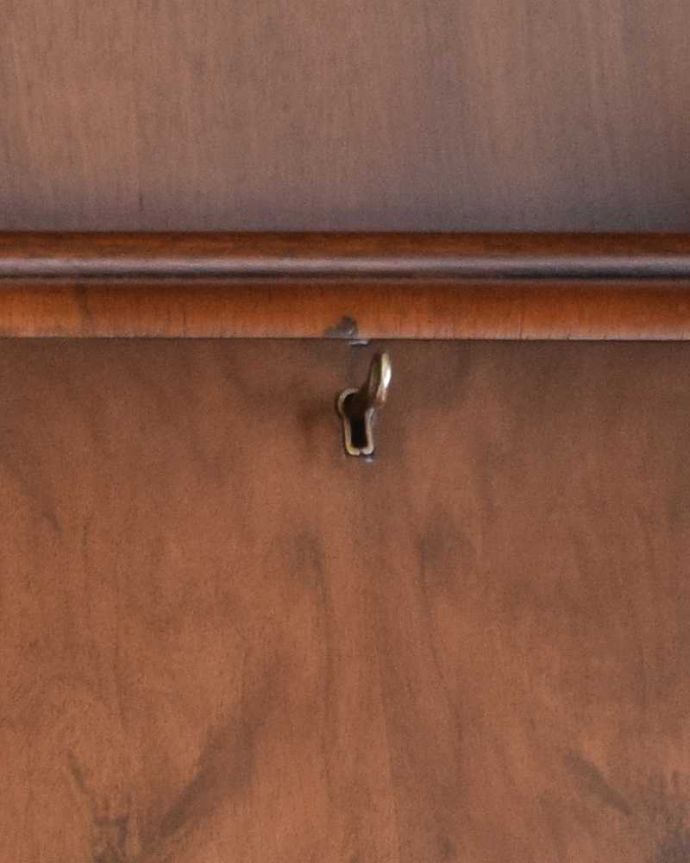 ビューロー　アンティーク家具　英国輸入のアンティーク家具、多機能なアンティークのサイドバイサイド（ビューローディスプレー）。ビューローの取っ手、ガラス扉の取っ手は鍵です。(m-607-f)