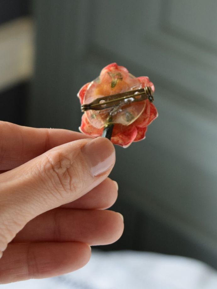イギリスで見つけたアンティークブローチ、貝殻を使ったミニ薔薇のアクセサリー