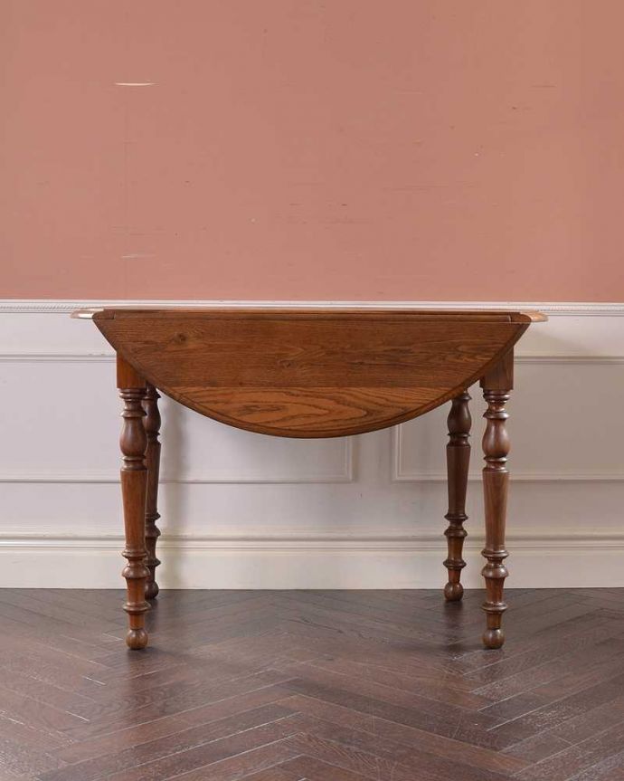 アンティークのテーブル　アンティーク家具　大きさが変えられるアンティーク家具、オーク材のドロップリーフテーブル(バタフライテーブル)。クルッと回転。(m-612-f)