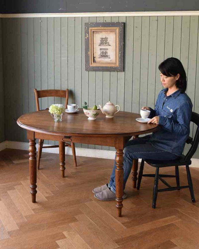 アンティークのテーブル　アンティーク家具　使い方に合わせて大きさが変えられる便利なアンティーク家具、オーク材のドロップリーフテーブル(バタフライテーブル)。可愛いデザインのバタフライテーブル。(m-613-f)
