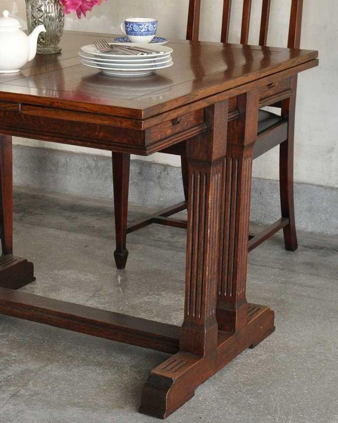 アンティークのテーブル　アンティーク家具　シンプルデザインの英国アンティーク家具、2本脚のドローリーフテーブル（伸張式テーブル）。やっぱり脚の美しさが自慢なんです！彫りの美しい脚が上品な雰囲気を出してくれます。(m-615-f)