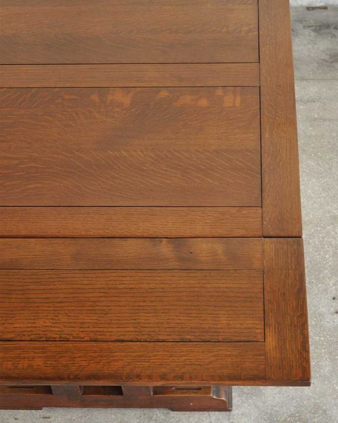 アンティークのテーブル　アンティーク家具　シンプルデザインの英国アンティーク家具、2本脚のドローリーフテーブル（伸張式テーブル）。近づいて見てみると、天板はこんな感じです。(m-615-f)