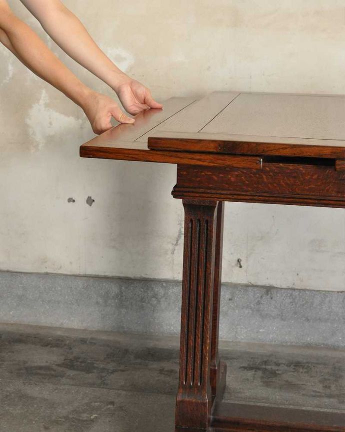 アンティークのテーブル　アンティーク家具　シンプルデザインの英国アンティーク家具、2本脚のドローリーフテーブル（伸張式テーブル）。あっという間にサイズが変えれます。(m-615-f)