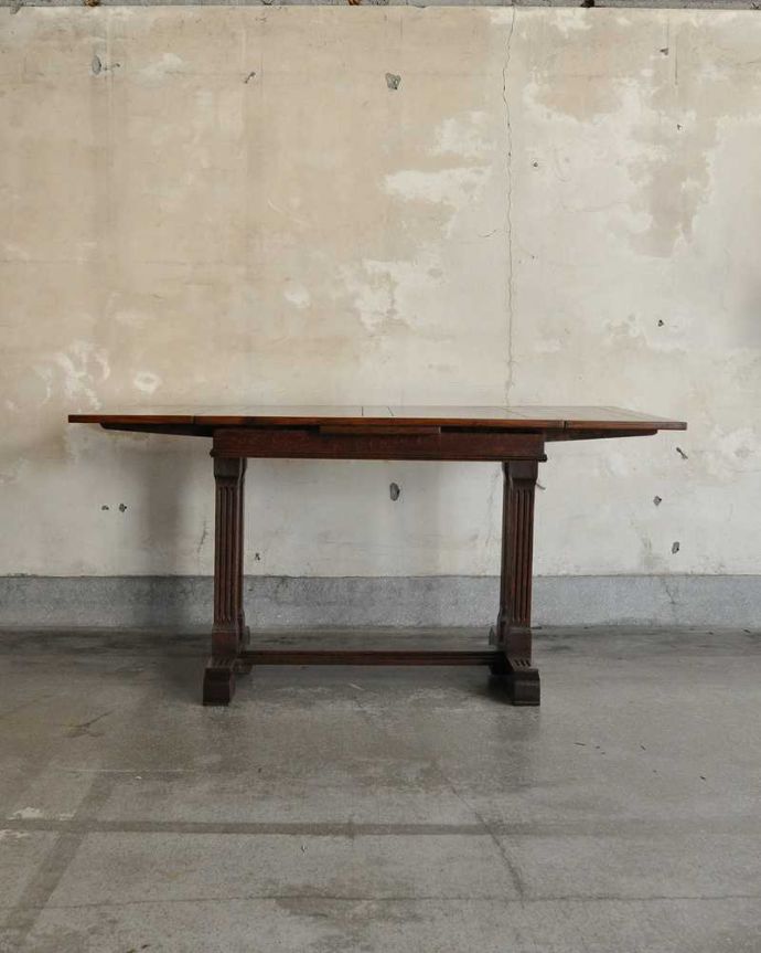 アンティークのテーブル　アンティーク家具　シンプルデザインの英国アンティーク家具、2本脚のドローリーフテーブル（伸張式テーブル）。両方開くかなり大きなサイズ！ダイニングテーブルにしたり、家事台にも使えます。(m-615-f)