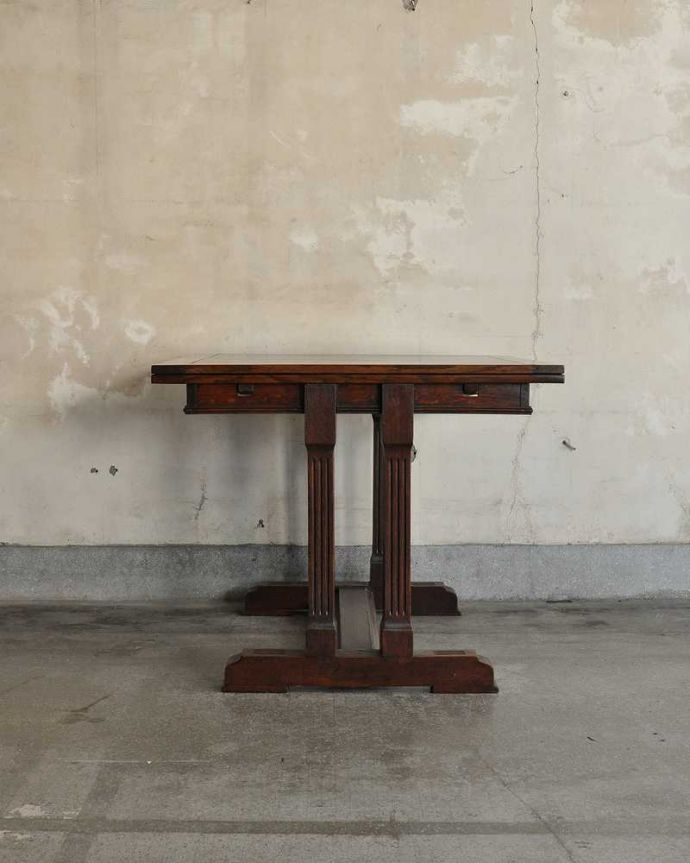 アンティークのテーブル　アンティーク家具　シンプルデザインの英国アンティーク家具、2本脚のドローリーフテーブル（伸張式テーブル）。こちら側も、もちろんキレイです。(m-615-f)