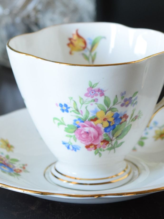 イギリスのアンティーク食器、いろんなお花のブーケが美しいカップ 
