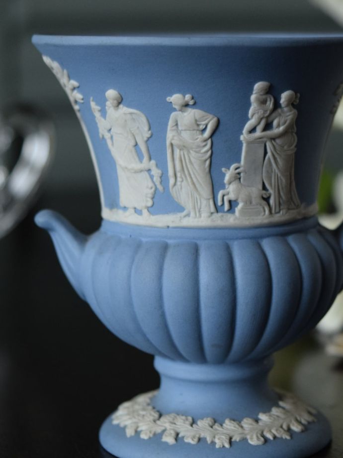 ウェッジウッド（Wedgwood）のジャスパーウェア、ペールブルー色のフラワーベース