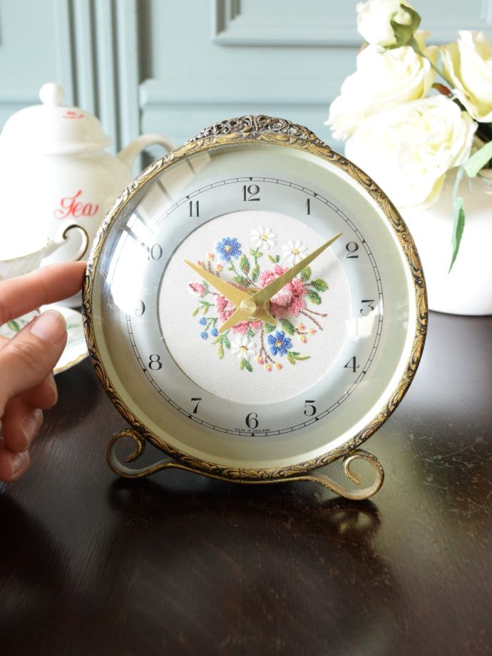 フランスのアンティーク時計、お花の刺繍が優雅なプチポワンの置き時計