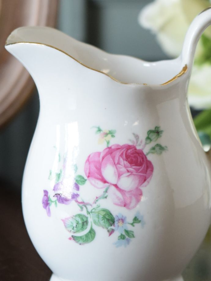 英国アンティークのおしゃれなミルクピッチャー、ピンク色の薔薇の花が描かれたアフタヌーンティー用の食器
