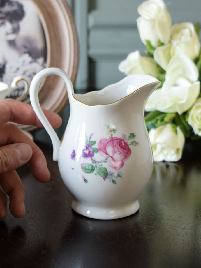 英国アンティークのおしゃれなミルクピッチャー、ピンク色の薔薇の花が描かれたアフタヌーンティー用の食器