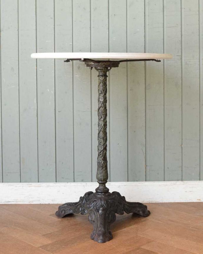 アンティークのテーブル　アンティーク家具　1910年代のアンティーク アイアンのカフェテーブル＆BROOKLYN SLATE Co.。クルッと回転すると･･･回転してみると印象が変わって見えて素敵。(m-625-f)