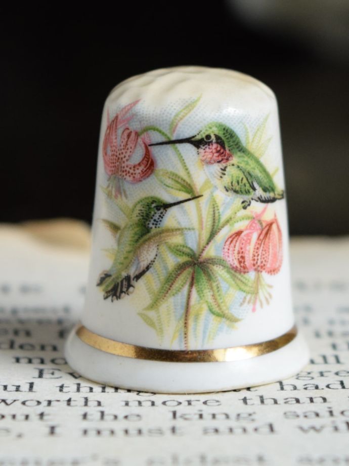 アンティークのおしゃれな雑貨、鳥とお花が描かれた春らしいボーンチャイナのシンブル