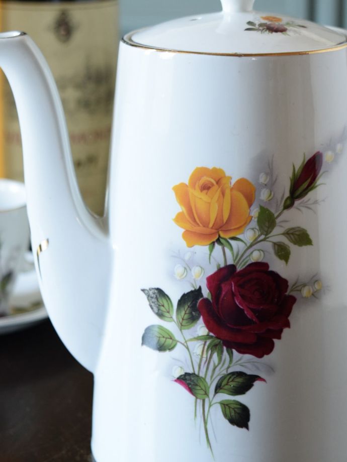 英国のアンティーク食器、赤と黄色のバラの模様が美しいアルフレッド